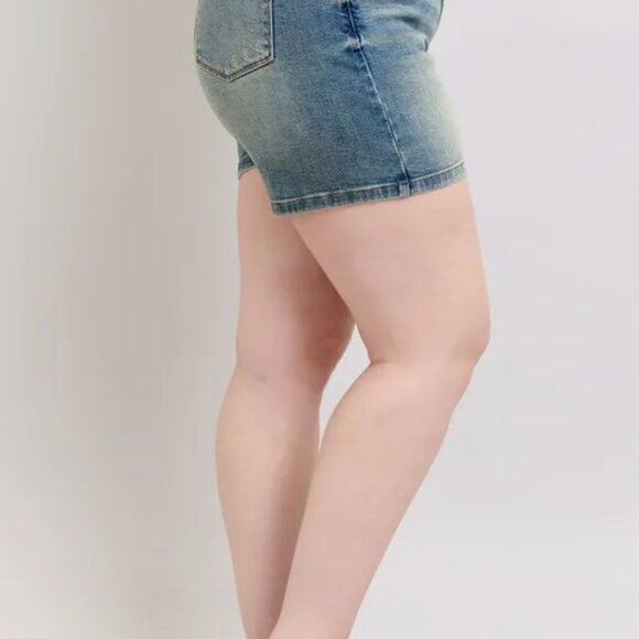 Judy‎ Blue Plus Size V-Front Vintage Wash Shorts - Picture 5 of 8